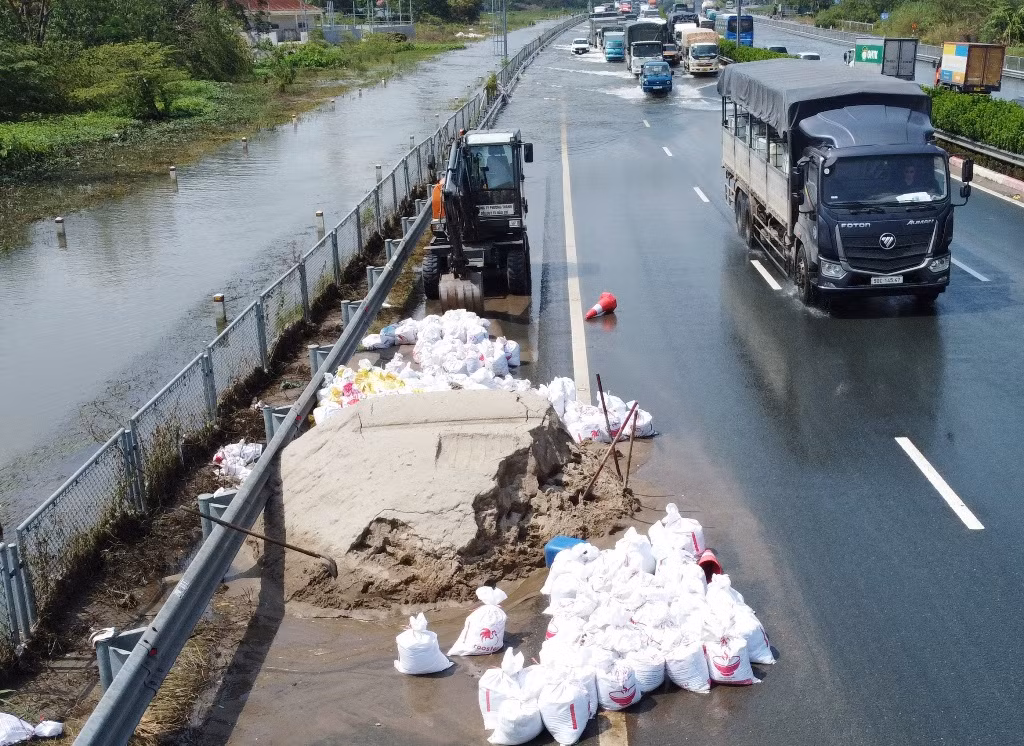 Để giảm ngập sâu và kéo dài trên cao tốc, trong ngày 16/9 nhà đầu tư BOT cao tốc Pháp Vân - Cầu Giẽ là Cty CP BOT Pháp Vân - Cầu Giẽ và các đơn vị có liên quan đã huy động các bao tải cát và máy móc để tạo bao.
