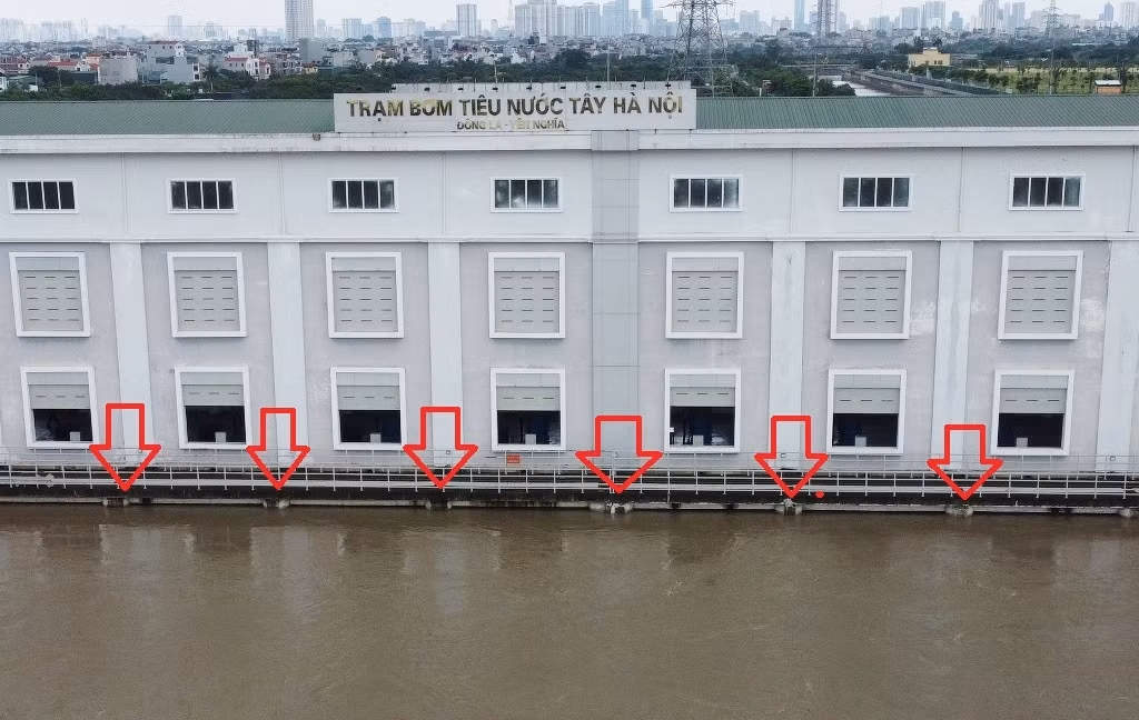 Thời điểm 11h sáng 24/7, mặc dù nước sông Nhuệ dâng cao hơn 2 mét, gây ngập nhiều tuyến phố ở như Phùng Hưng, Đại lộ Thăng Long, Tố Hữu kéo dài, Xa La, Cầu Bươu… nhưng nhà máy chỉ hoạt động 4/10 tổ máy (40%).