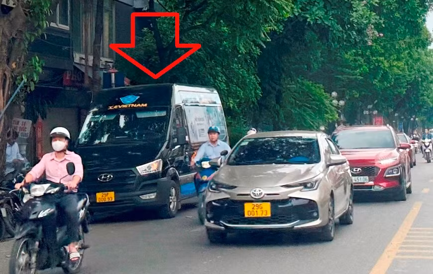 Là tuyến phố cấm hoạt động đón trả khách trên đường nhưng trên phố Lê Duẩn đang có khoảng 5 vị trí xe khách (chủ yếu là xe đeo biển hợp đồng loại limousine) dừng đỗ, đón trả khách thường xuyên.