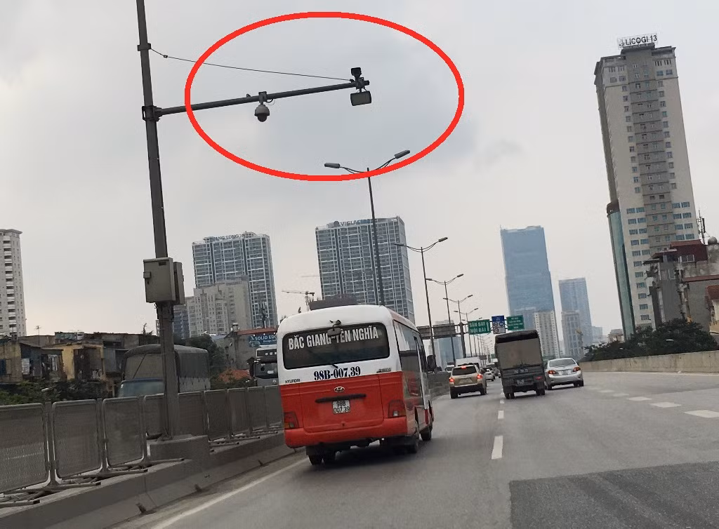 Hệ thống camera giám sát giao thông ở đường Vành đai 3 trên cao. Ảnh: T.Đảng