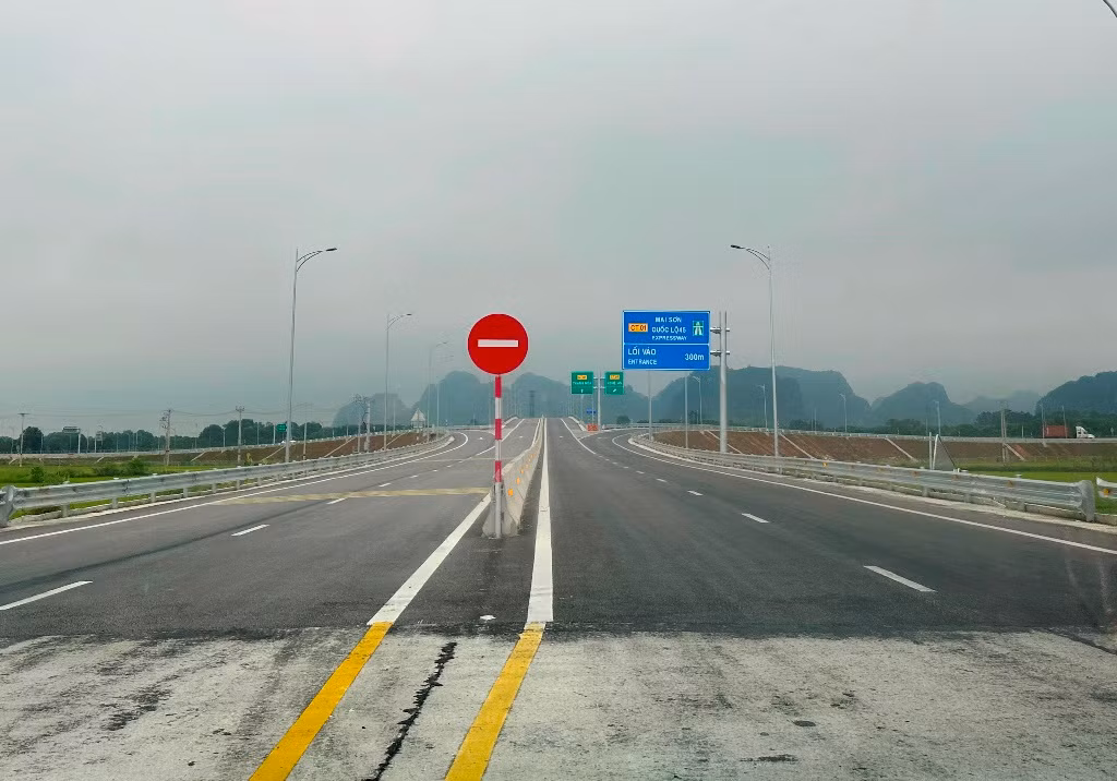 Tuy phần xây dựng nút giao chính đã xong nhưng hạng mục trạm thu phí tại hai nút giao Thiệu Giang và Đồng Thắng mặt bằng vẫn đang để trống (chưa xây).