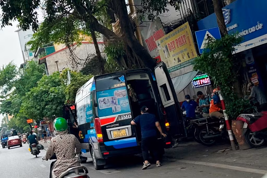 Các xe thường xuyên hoạt động, dừng đỗ trên đường đón trả khách trên đường Lê Duẩn có các xe limousine mang tên các nhà xe: "X.E Viet Nam", "Thủ đô", "Hoàng Bảo", "Duy Hoàng", "Tràng An"…