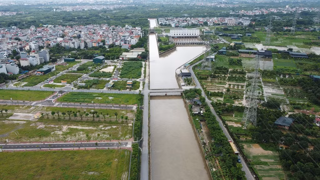 Tuy nhiên, hiện nay do nhà máy đã xây dựng xong nhưng kênh dẫn nước xây dựng chưa xong nên nhà máy chưa có nước để hoạt động hết công suất.