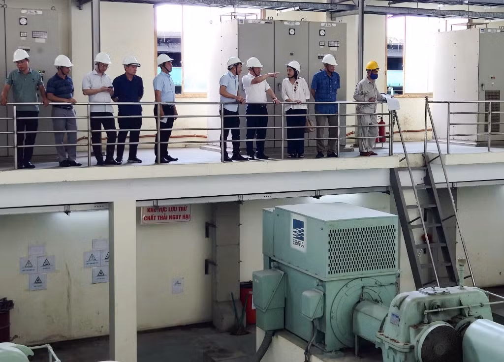 Trạm bơm Yên Sở đang vận hành 6/15 tổ bơm để bơm nước mưa ra sông Hồng.