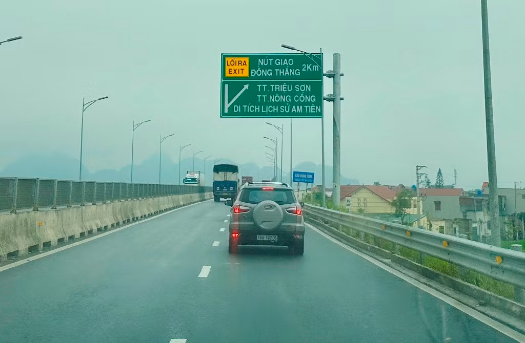 Sau một thời gian thi công, hiện nút giao Đồng Thắng đã hoàn thành phần xây dựng và có biển báo từ xa để phương tiện dễ dàng tiếp cận.