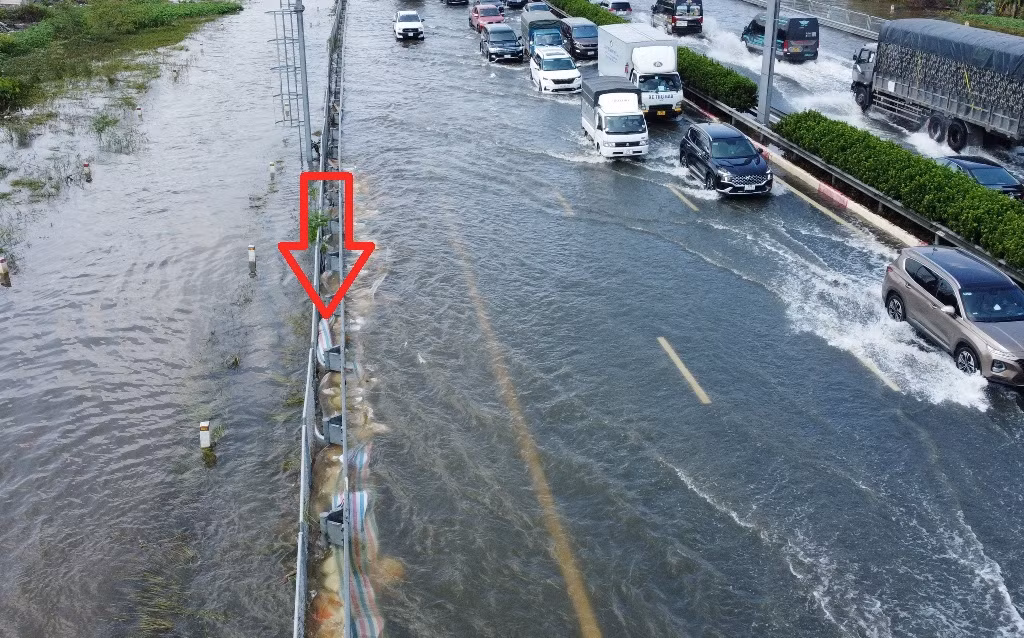 Bờ bao bằng bao tải cát đã được đắp, tuy nhiên trong ngày 16/9, Hà Nội lại có mưa to dẫn đến nước từ đồng ruộng dâng cao "nhấn chìm" cả một số đoạn bờ bao mới đắp.