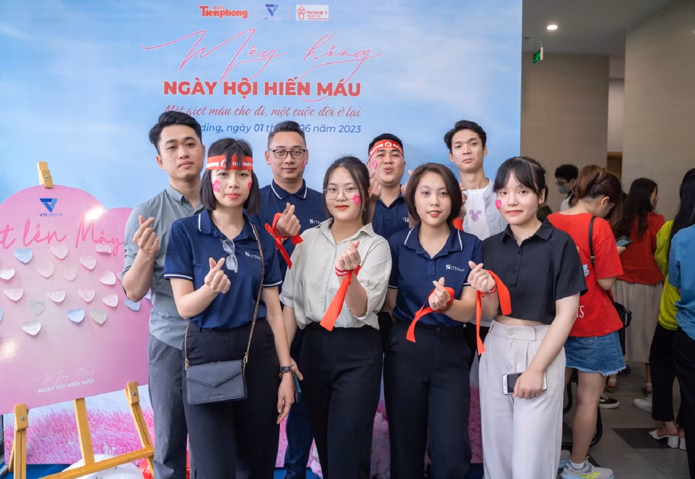 Niềm tự hào của các bạn trẻ trong lần đầu tiên tham gia sự kiện hiến máu tình nguyện Mây Hồng hưởng ứng Chương trình Chủ nhật Đỏ 2023.