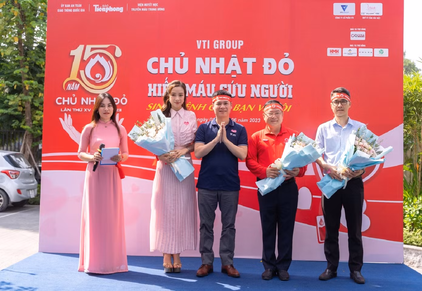 Chủ tịch - Tổng Giám đốc VTI Trần Xuân Khôi tặng hoa Nhà báo Lê Xuân Sơn – Tổng Biên tập Báo Tiền Phong, Trưởng BTC Chủ nhật Đỏ; ông Chử Nhất Hợp – Phó chánh Văn phòng Trung tâm Máu quốc gia và Người đẹp Nhân ái cuộc thi Hoa hậu Việt Nam 2022 Nguyễn Ngọc Mai.
