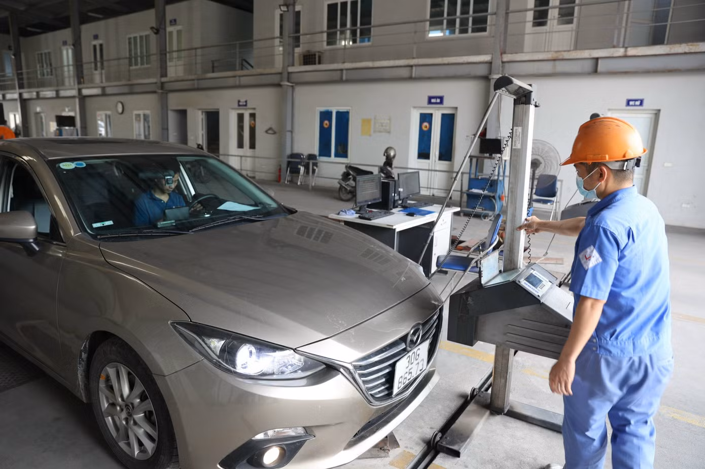 Tăng phí đăng kiểm là một trong những giải pháp hiệu quả giảm ùn tắc đăng kiểm trong thời gian tới.