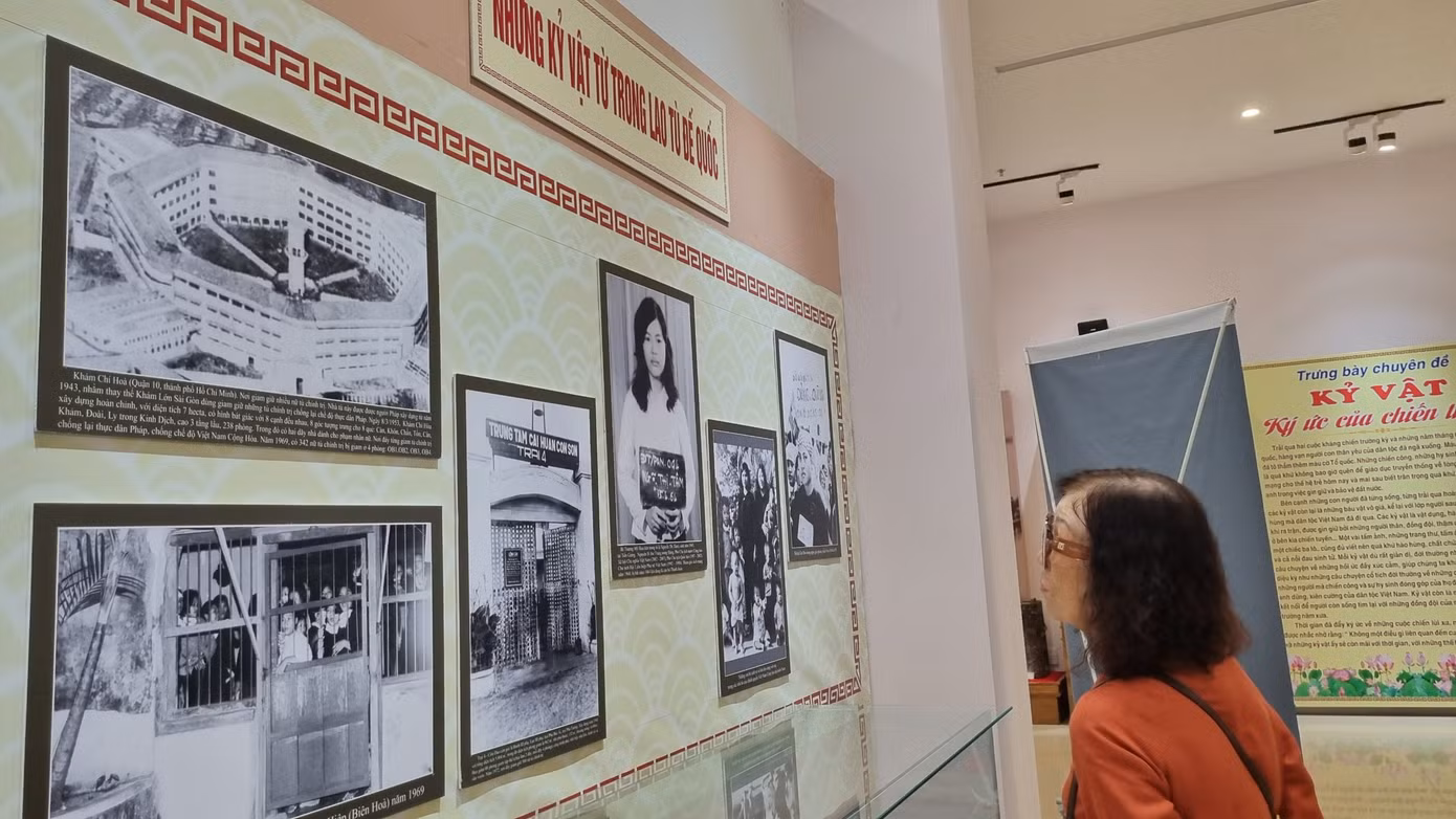 Trưng bày chuyên đề Kỷ vật - Ký ức của chiến tranh thu hút sự quan tâm của bạn trẻ, du khách.