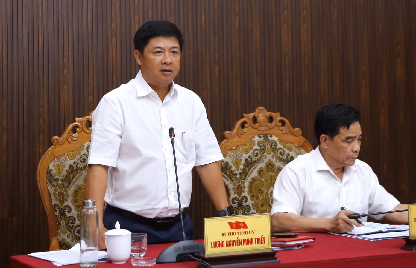 Bí thư Tỉnh ủy và Chủ tịch UBND tỉnh Quảng Nam chủ trì họp. Ảnh: Hoài Văn