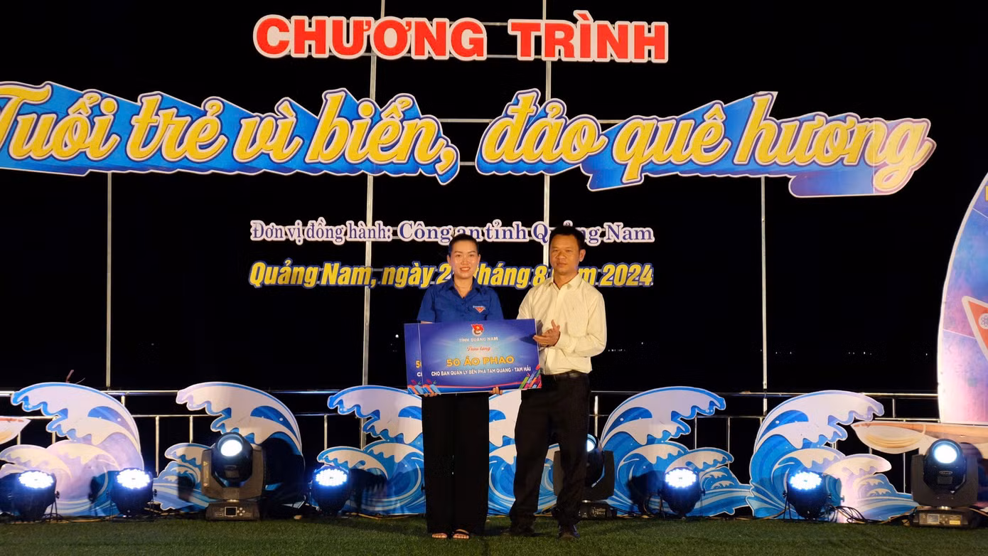 Chương trình Tuổi trẻ vì biển đảo quê hương trao tặng nhiều phần quà ý nghĩa cho người dân xã đảo.