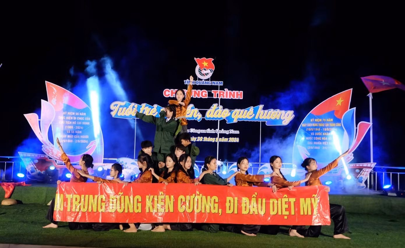 Ôn lại truyền thống Cách mạng.