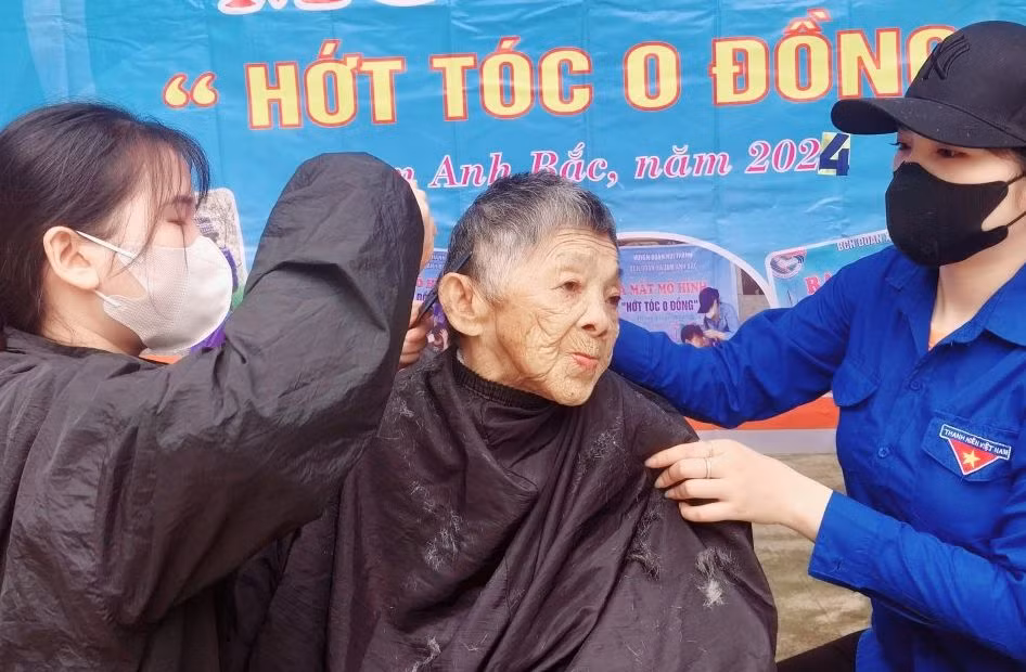 Niềm vui hiện hữu trong nụ cười móm mém của các cụ, bà khi được đến tận nhà cắt tóc miễn phí.