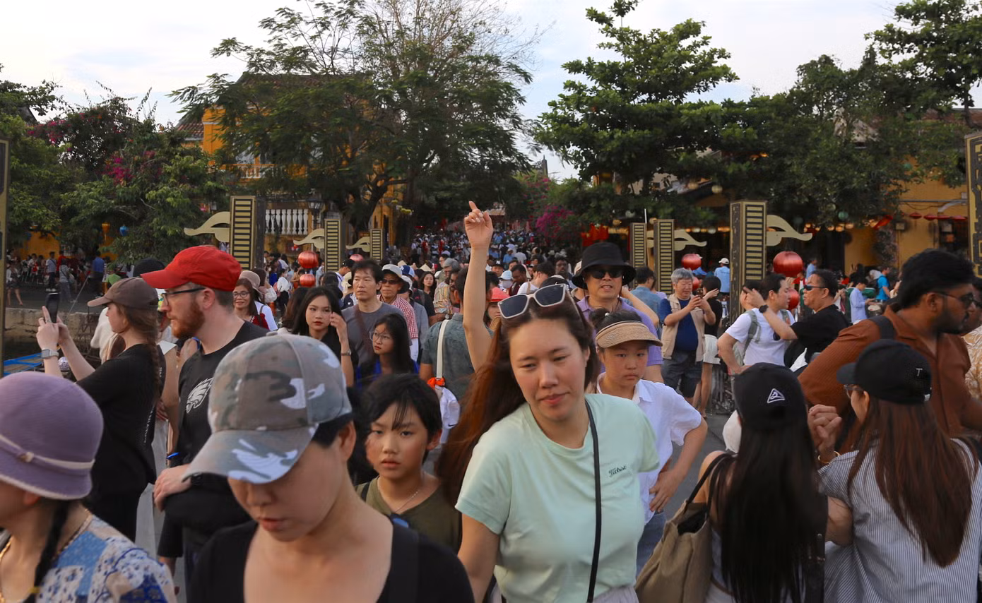 Các điểm tham quan như di tích Chùa Cầu, cầu An Hội ken dày du khách. Các tuyến đường Trần Phú, Bạch Đằng, Nguyễn Thái Học… có thời điểm rất đông, dòng người nhích từng chút. Ảnh: Hoài Văn
