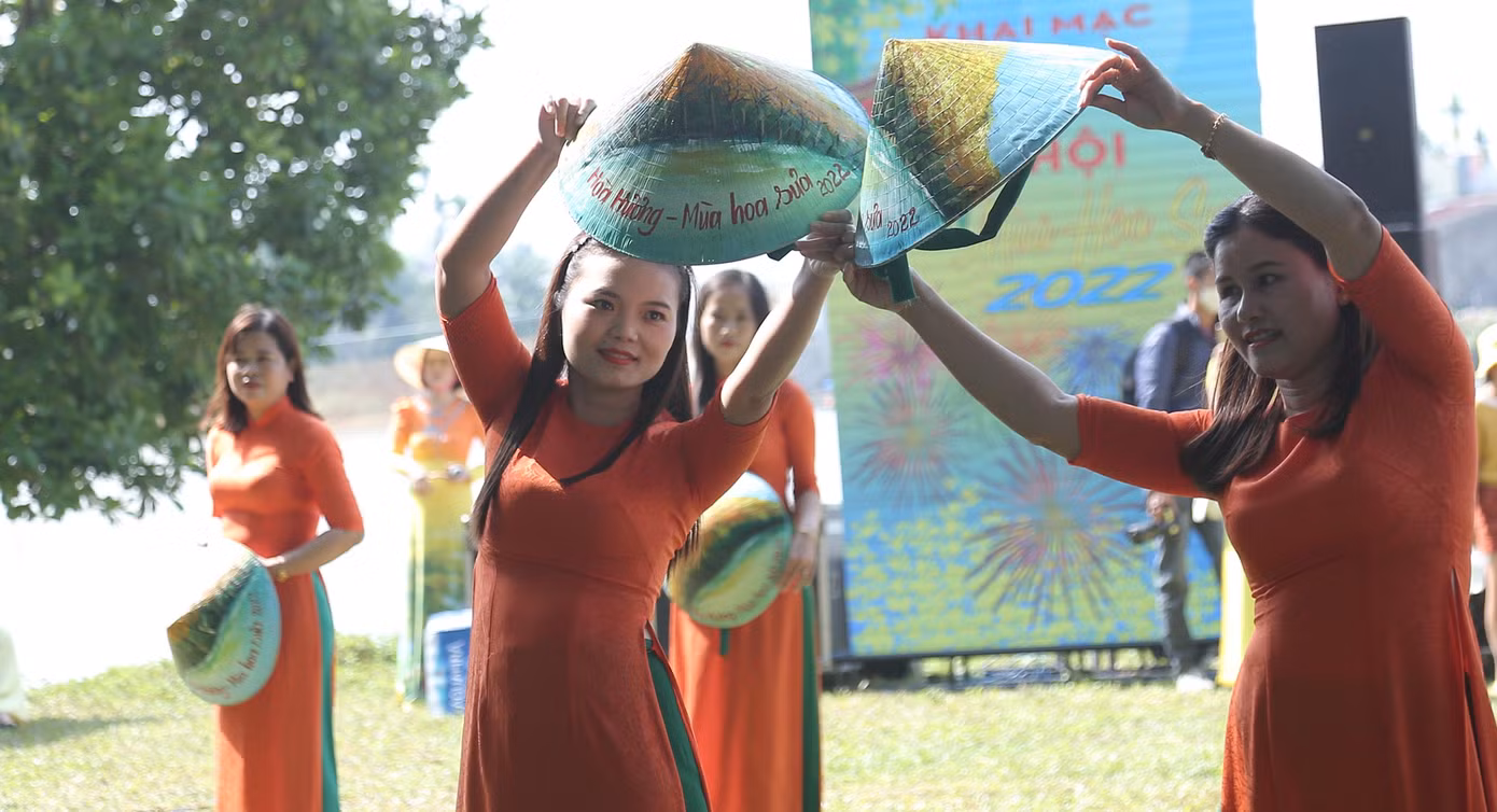 Trình diễn áo dài tại Lễ hội Tam Kỳ - Mùa hoa sưa 2022. Trình diễn áo dài tại Lễ hội Tam Kỳ - Mùa hoa sưa 2022.