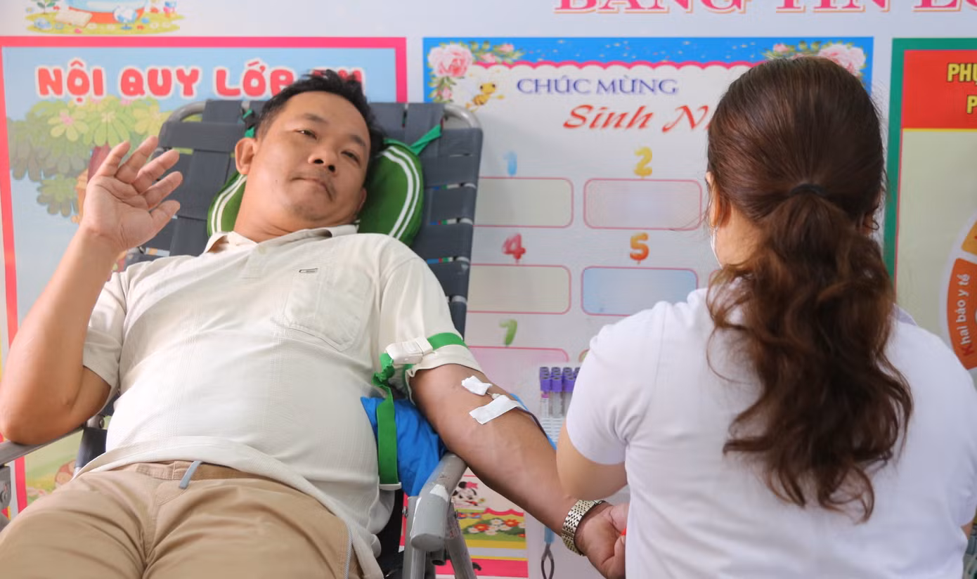 Trước đó, tháng 10/2016, anh bị tai nạn giao thông, tiên lượng không cứu được nên Bệnh viện tỉnh Quảng Nam đã khuyên gia đình đưa anh về. Còn nước còn tát, gia đình anh xin chuyển ra điều trị ở Bệnh viện Đà Nẵng. Mất 6 tháng chạy chữa, trong đó hơn 2 tháng hôn mê, cuối cùng anh Đại được cứu sống. "Phải truyền rất nhiều máu khi cấp cứu và điều trị, tôi hiểu được ý nghĩa lớn lao của những giọt máu tình nguyện trao đi. Vì vậy, tôi tự nhủ, lúc nào còn khỏe mạnh, đủ điều kiện, tôi vẫn hiến máu", anh Đại nói.