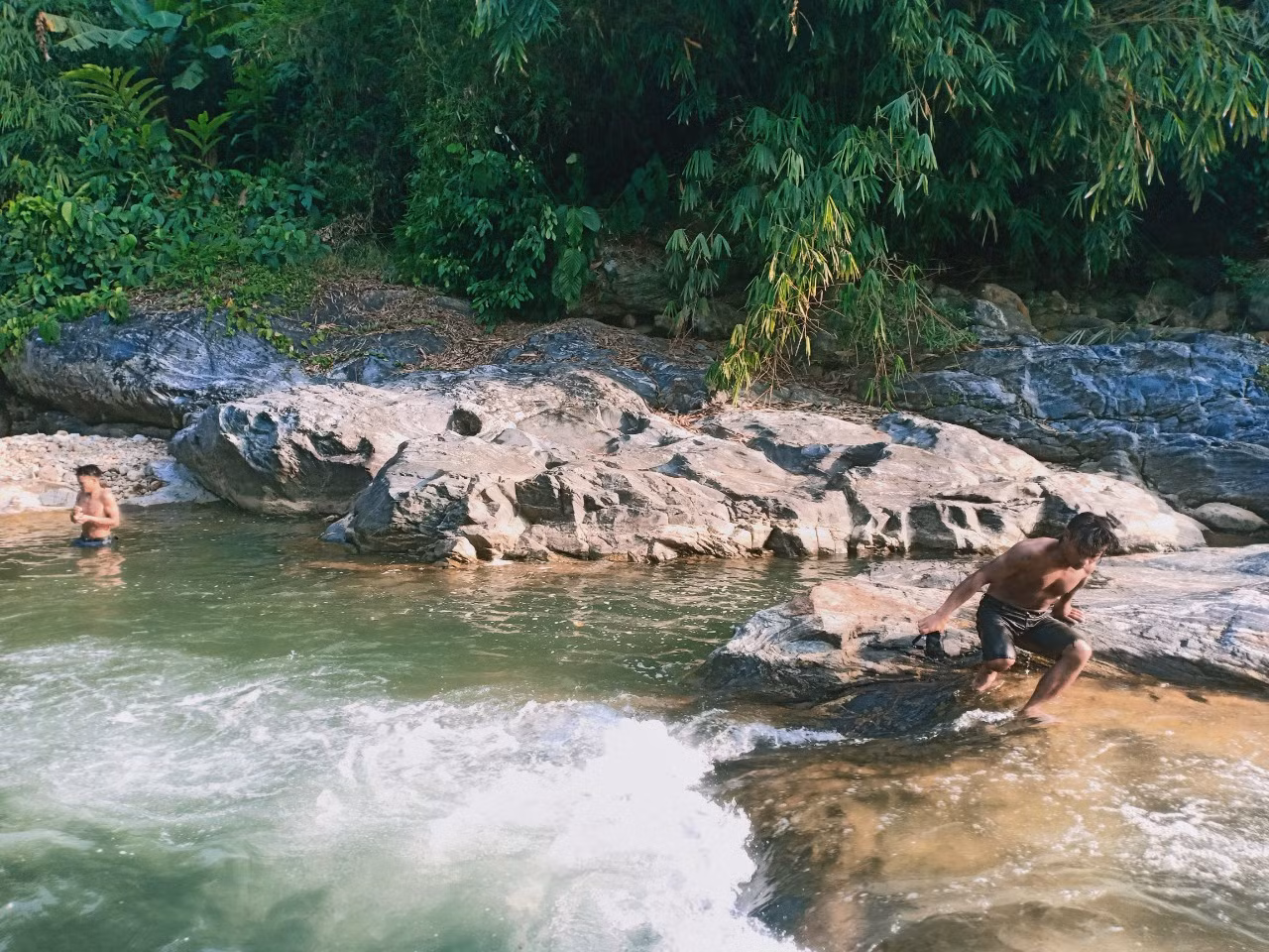 Sông Nước Bươu. Ảnh T. L