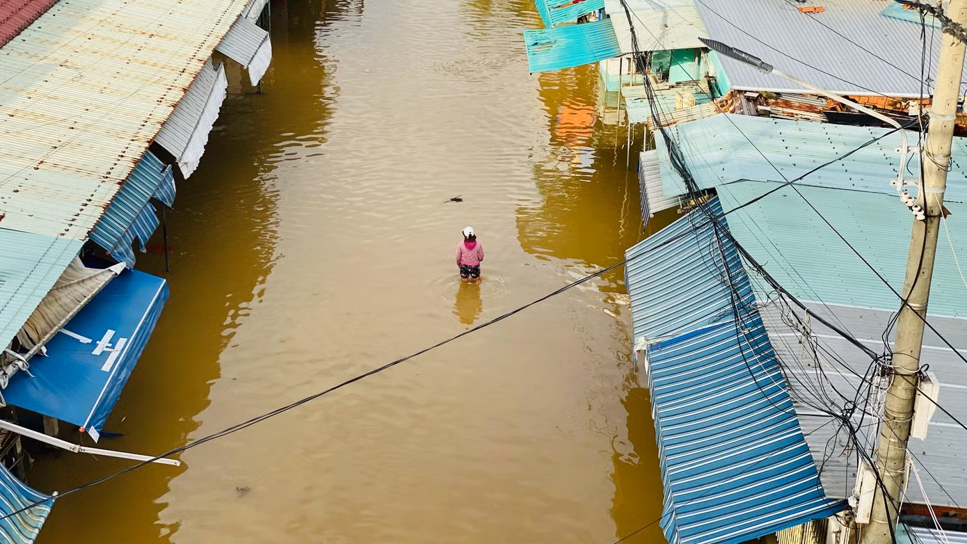 Ngoài phố cổ, nhiều khu vực thấp trũng ở TP Hội An như đường vào làng gốm Thanh Hà, phường Thanh Hà cũng đang chìm trong biển nước.