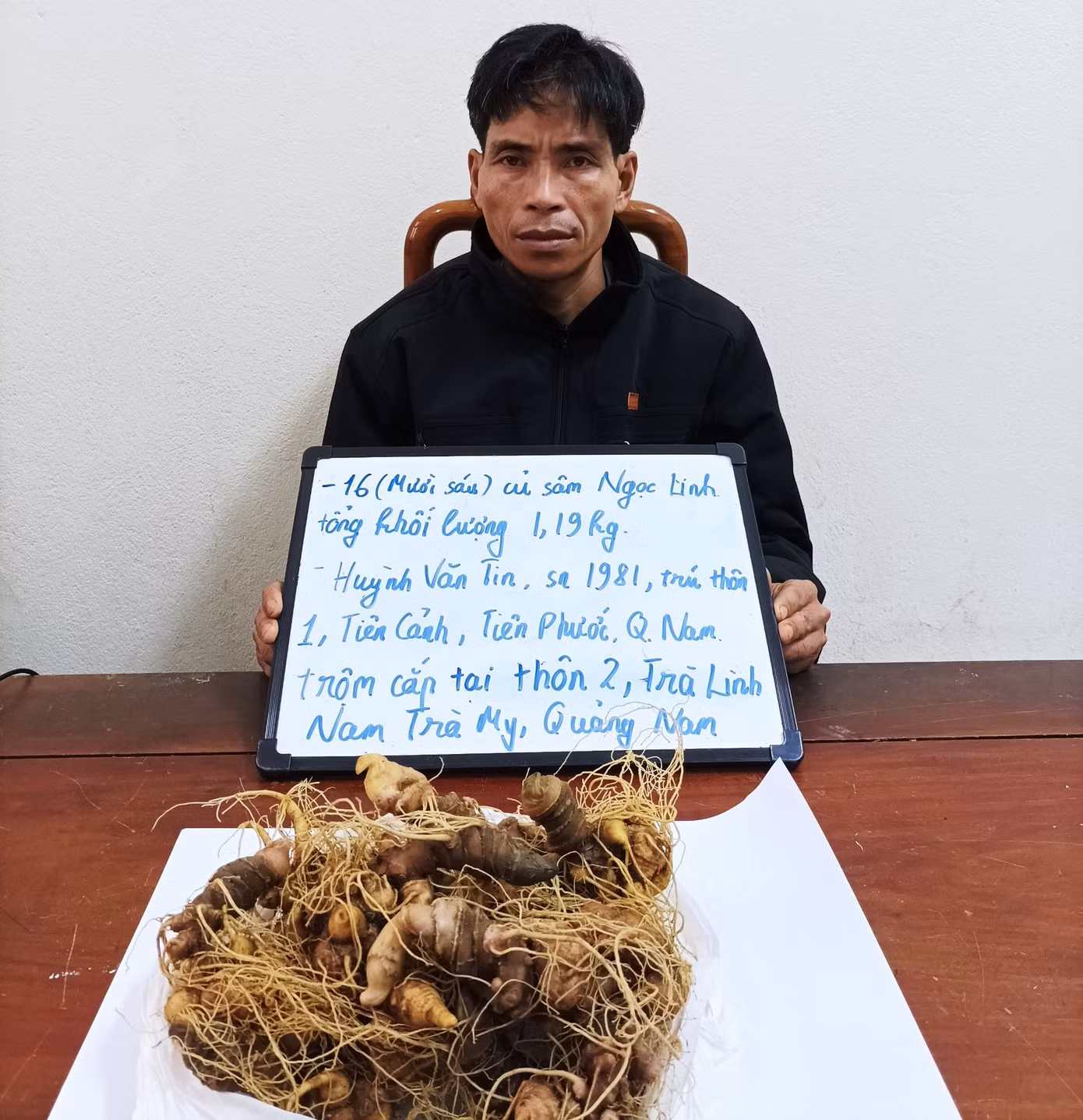 Huỳnh Văn Tin và tang vật. Ảnh CA