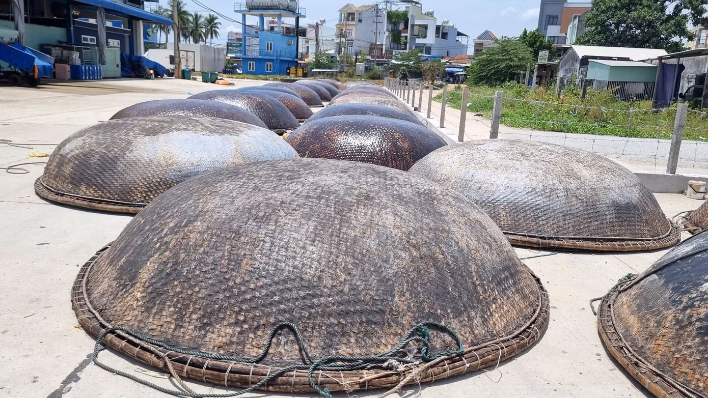 Những chiếc thúng cùng ngư dân ròng rã ‘phơi’ qua 2 tháng trời ngoài biển. Do vậy khi vào bờ cần phải kiểm tra, quét lại dầu để đảm bảo cho chuyến vươn khơi tiếp theo.