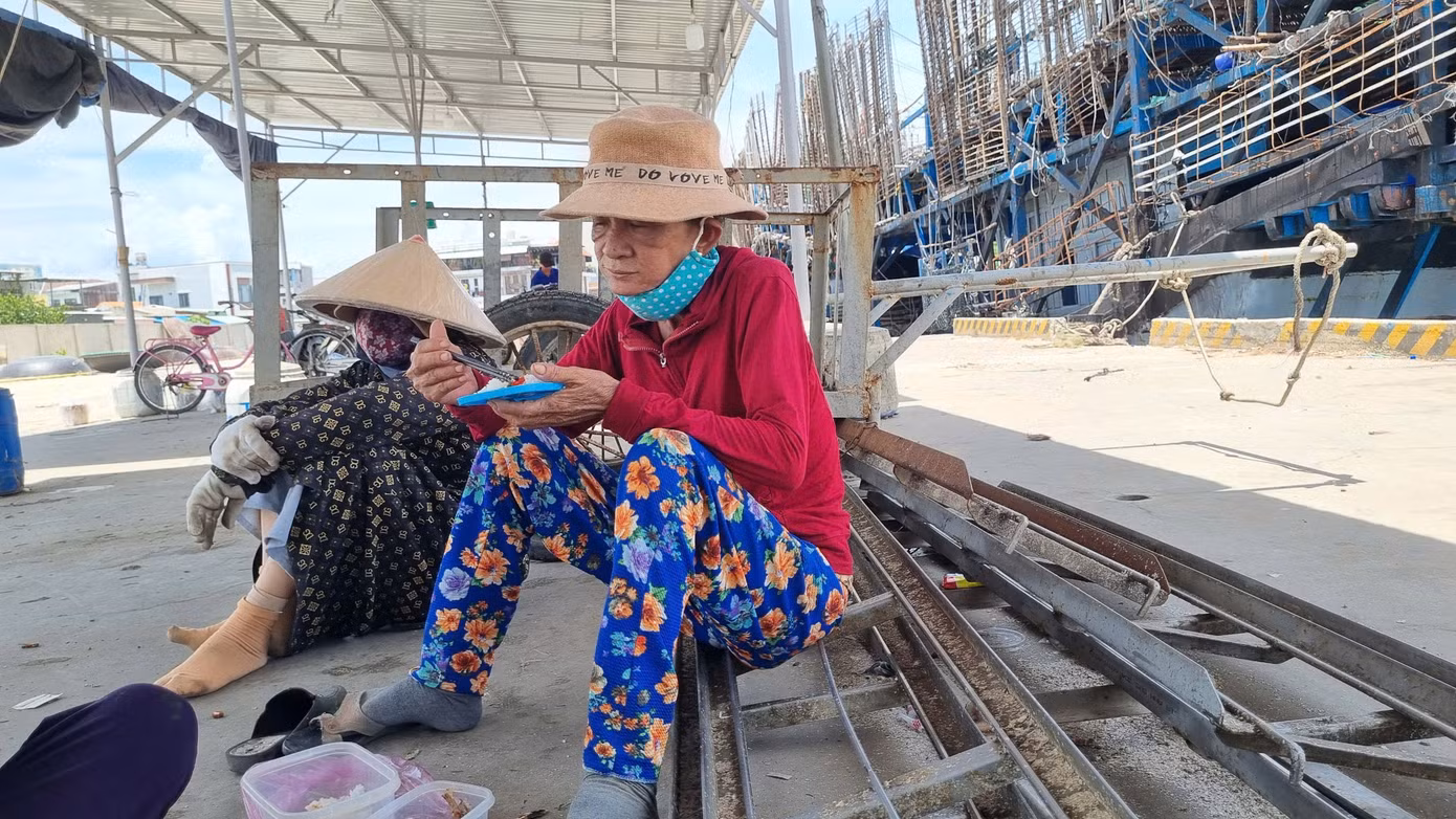 Bữa cơm vội để tiếp tục công việc trước khi trời tắt nắng.