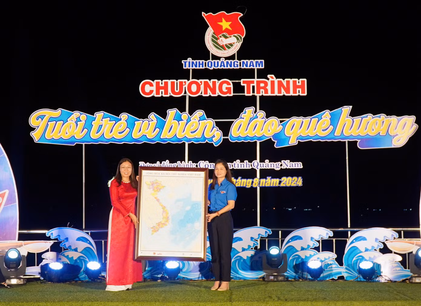 Chương trình Tuổi trẻ vì biển đảo quê hương trao tặng nhiều phần quà ý nghĩa cho người dân xã đảo.