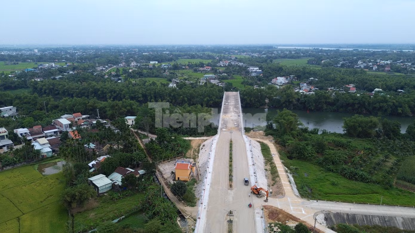Dự án có tổng mức đầu tư hơn 145 tỷ đồng, do UBND thị xã Điện Bàn làm chủ đầu tư. Phạm vi đầu tư đoạn cuối tuyến đường ĐH14.ĐB từ Km1+410,31 – KM 1+927,81, gồm phần cầu và đường dẫn nối vào đường ĐT609. Dự án được đầu tư nhằm mục đích từng bước hoàn thiện hệ thống hạ tầng giao thông, mở rộng không gian đô thị trung tâm thị xã Điện Bàn, thúc đẩy kinh tế xã hội của địa phương.
