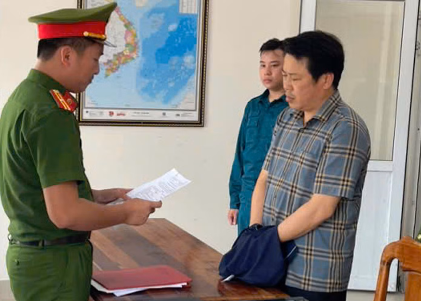 Đọc lệnh bắt tạm giam đối tượng Trần Phú Hòa