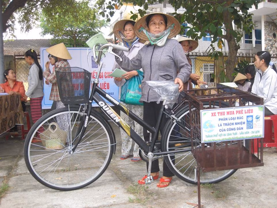 Chính quyền và người dân cùng chung tay bảo vệ môi trường, nói không với túi ni-lon, ống hút nhựa.