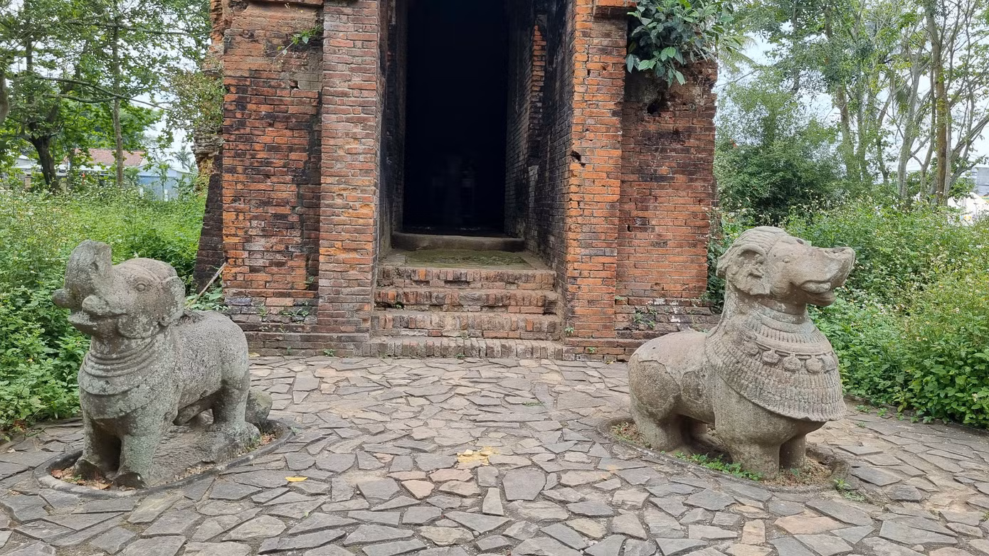 Phía trước tháp có hai con vật bằng đá là sư tử và voi.