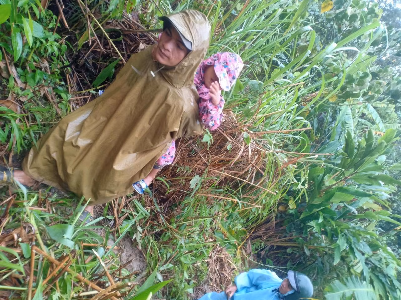 Người dân di chuyển khỏi vùng nguy hiểm.