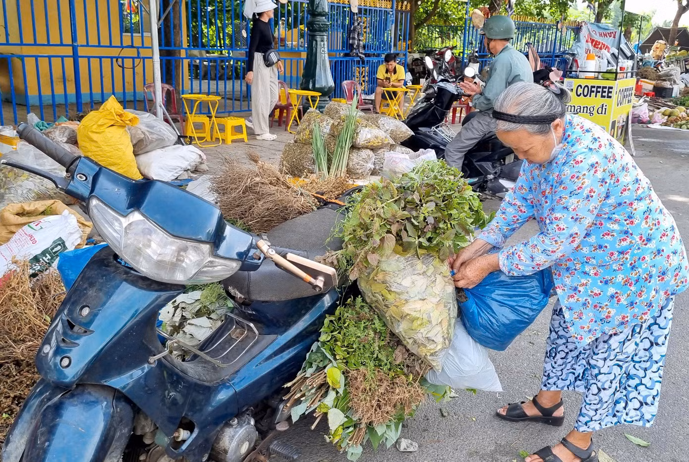 Phiên chợ đặc biệt, đượm nồng mùi hương của các loại lá. Theo người dân, những loại lá này đều là vị thuốc nam, rất tốt cho sức khỏe. Tết Đoan Ngọ thì phải uống nước 'lá mùng 5' đã trở thành thói quen, nếp sống của nhiều người dân địa phương.