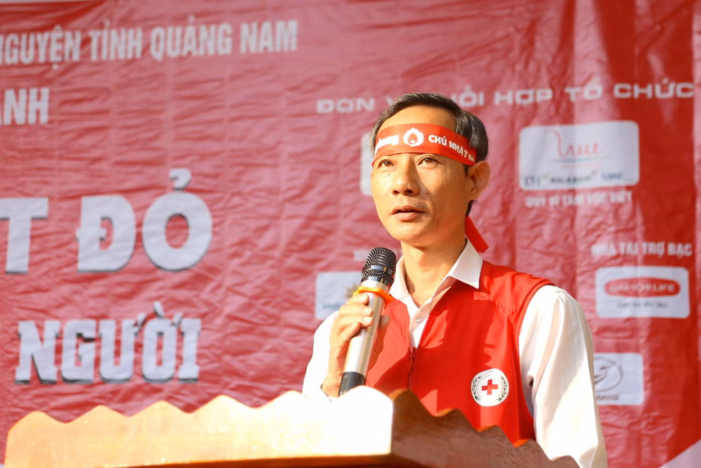 Ông Lê Tấn Minh - Chủ tịch Hội Chữ thập đỏ, Phó Ban chỉ đạo vận động hiến máu tình nguyện tỉnh Quảng Nam, chương trình Chủ nhật Đỏ do Báo Tiền Phong phát động có ý nghĩa thiết thực nhằm giúp các bệnh viện có thêm một lượng máu cần cho cấp cứu và điều trị, góp phần khắc phục tình trạng thiếu máu, đảm bảo lượng máu cứu chữa người bệnh.