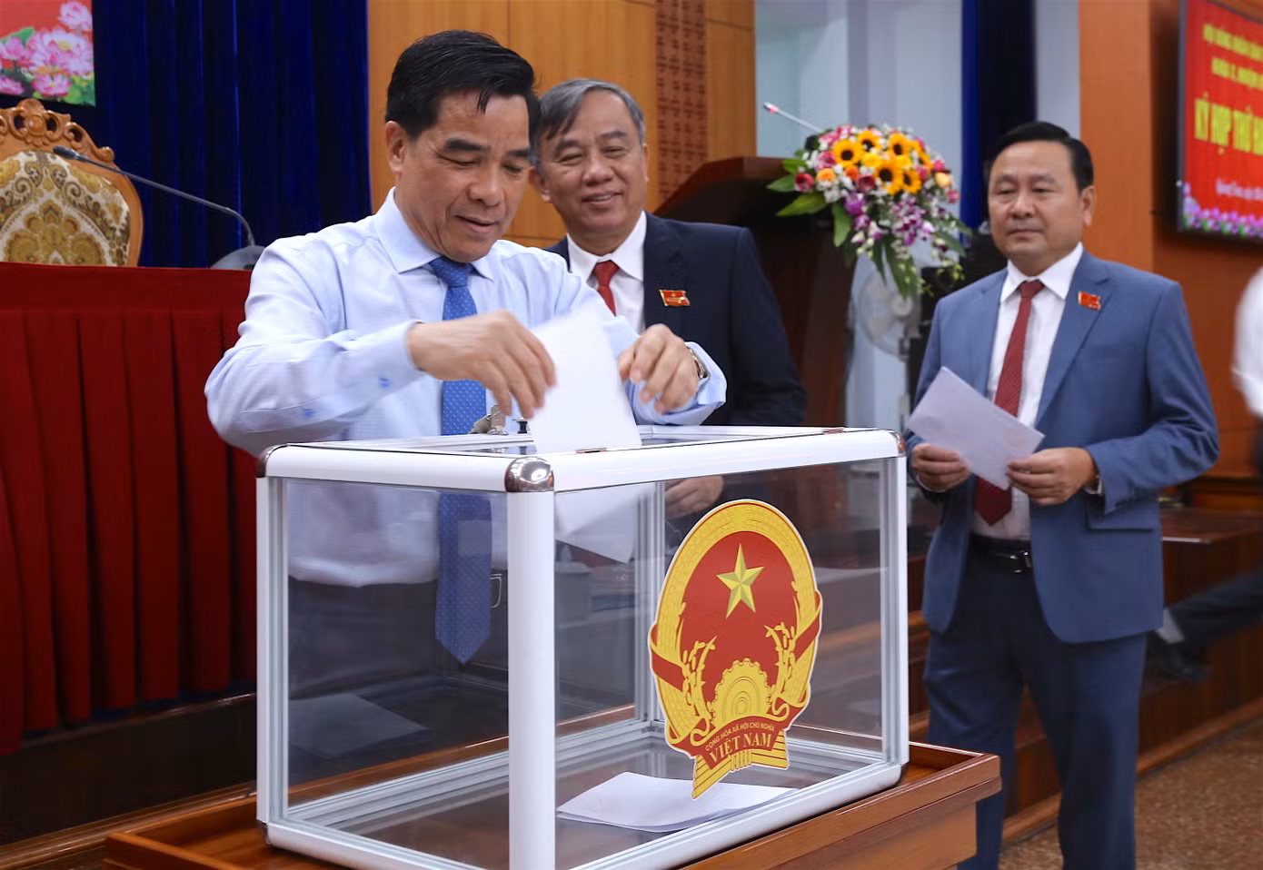 Đại biểu HĐND tỉnh Quảng Nam khóa X, nhiệm kỳ 2021 - 2026 bỏ phiếu bầu bổ sung 2 ủy viên UBND tỉnh. Ảnh: Hoài Văn