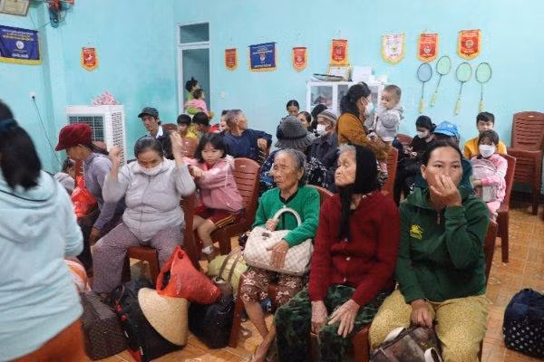 Người dân Quảng Nam di dời đến nơi tránh trú bão.