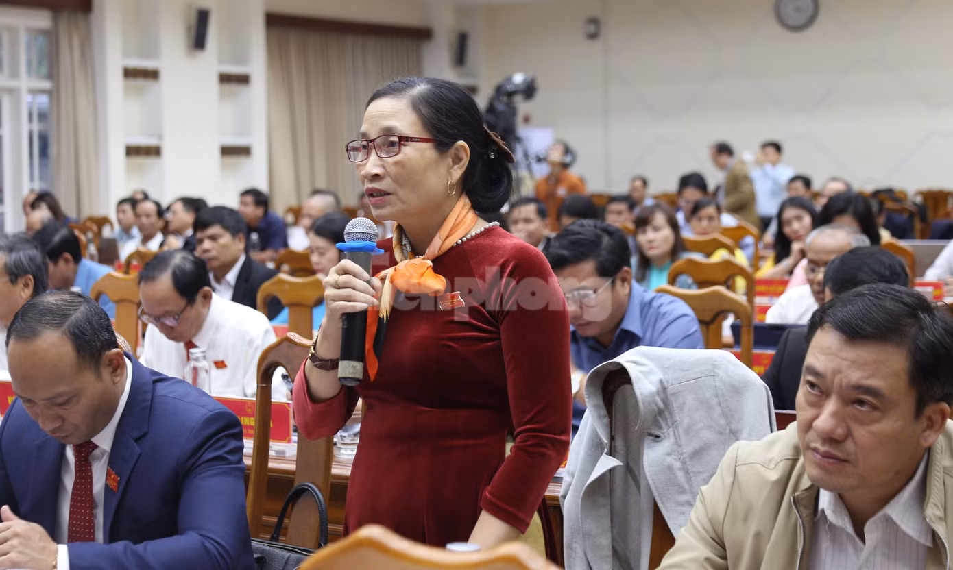 Đại biểu Trần Thị Bích Thu đặt câu hỏi tại phiên chất vấn. (Ảnh: Hoài Văn)
