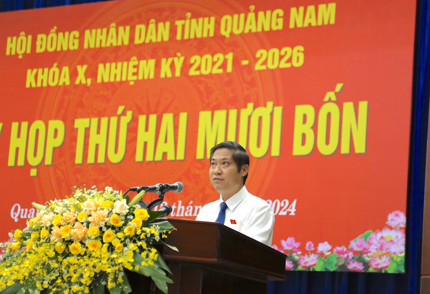 Ông Phan Thái Bình - Phó Chủ tịch UBND tỉnh Quảng Nam báo cáo tình hình KT-XH 6 tháng đầu năm.