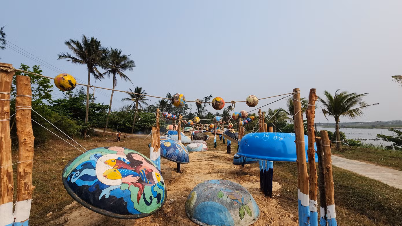 Họa sĩ Vũ Đức Hiếu cho rằng mục tiêu lớn và dài hạn của địa phương là biến làng nghệ thuật cộng đồng trở thành điểm đến du lịch. Muốn làm được điều đó phải phong phú và đa dạng từ phong cách, chất liệu và thể loại các loại hình nghệ thuật. Anh em nghệ sĩ đã làm rất tốt câu chuyện đó.