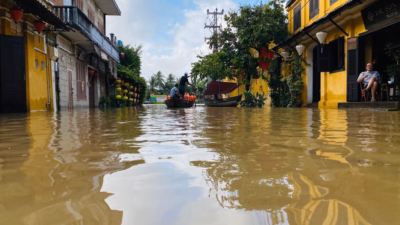 Nước ngập khắp nơi, người dân dùng ghe di chuyển trong phố.