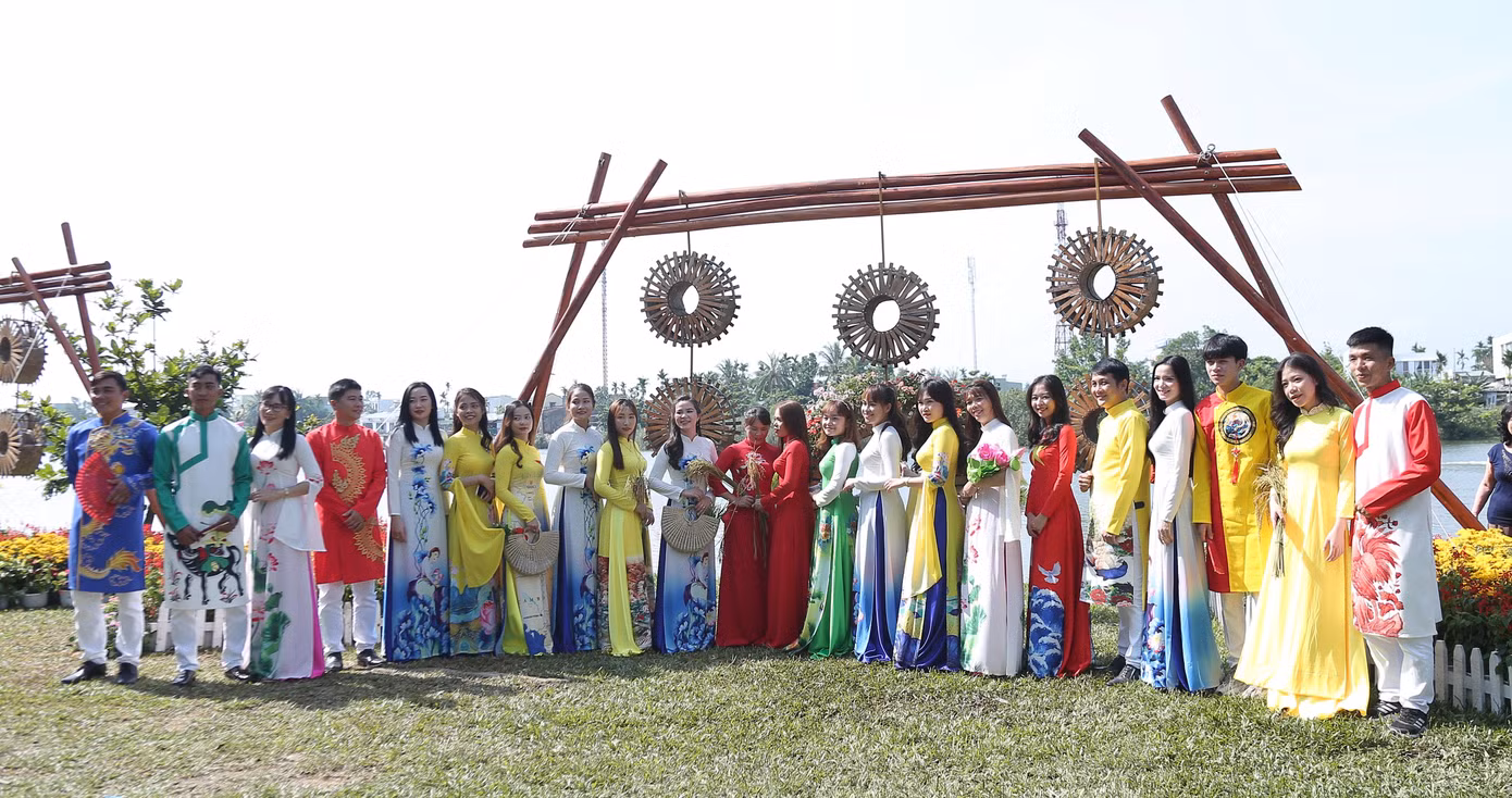 Chụp ảnh lưu niệm cùng áo dài tại lễ hội. Chụp ảnh lưu niệm cùng áo dài tại lễ hội.