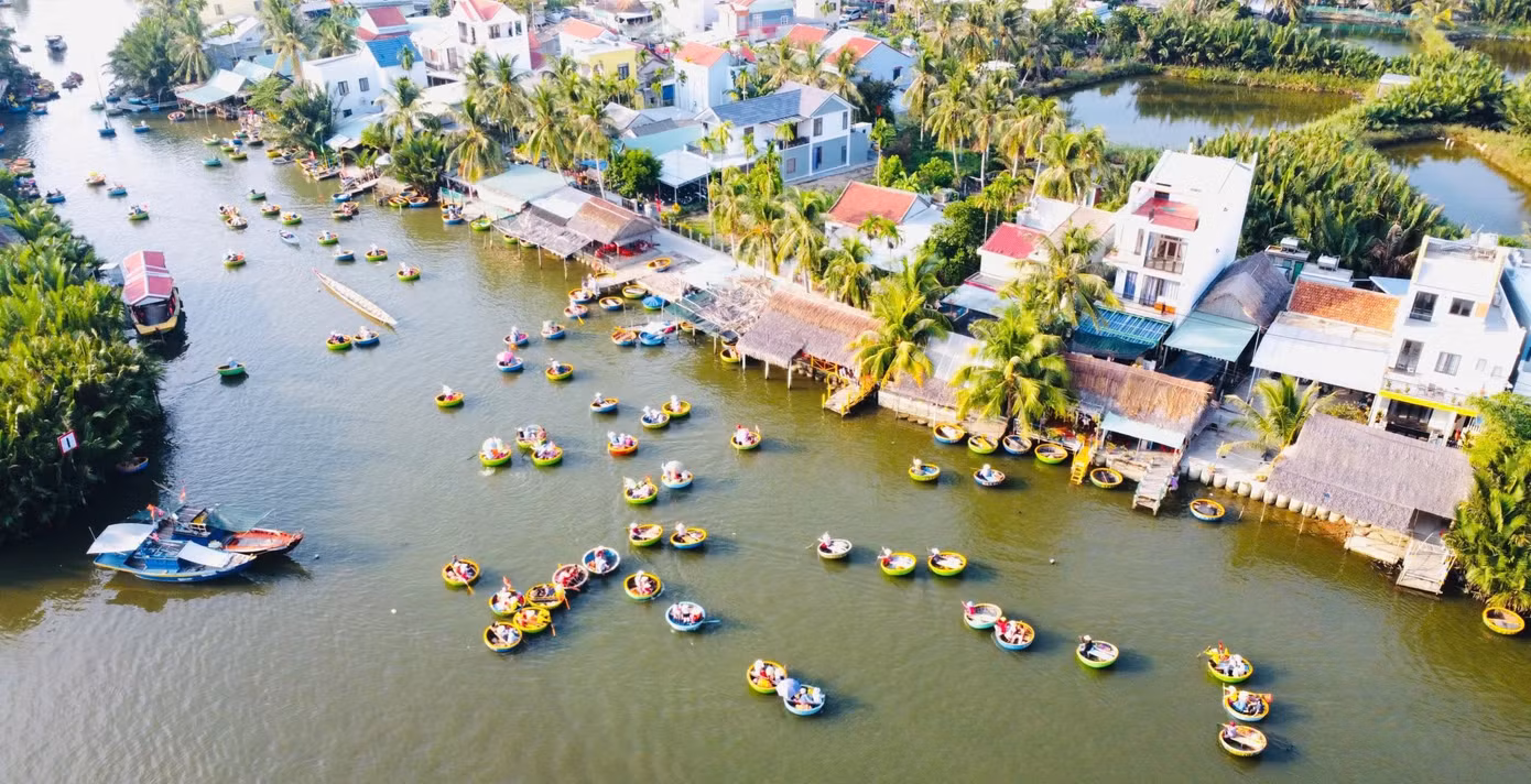 Rừng dừa Bảy Mẫu ở Hội An được ví như "miền Tây thu nhỏ", hút khách với cảnh sông nước, hàng dừa xanh ngắt.