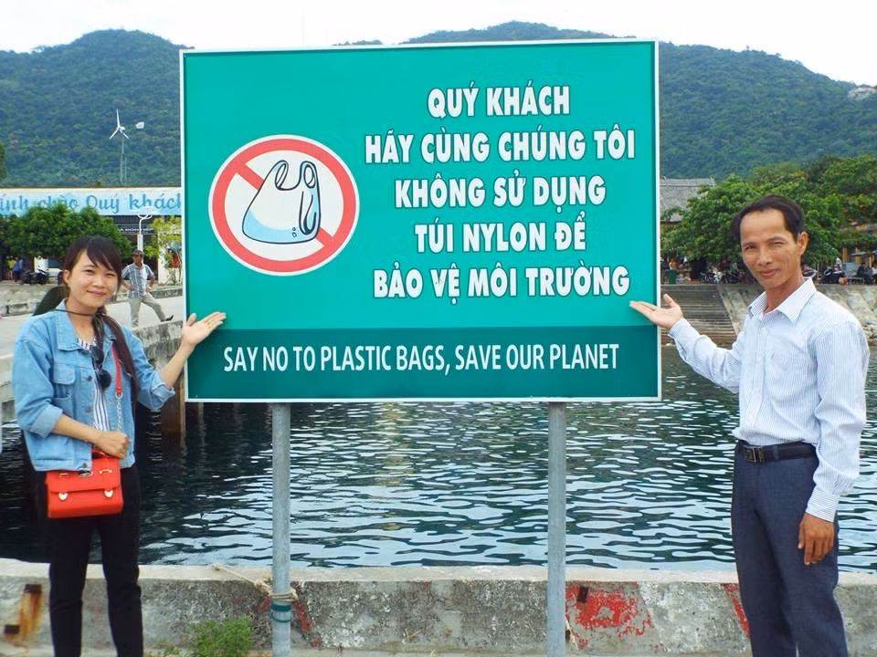 Chính quyền và người dân cùng chung tay bảo vệ môi trường, nói không với túi ni-lon, ống hút nhựa.