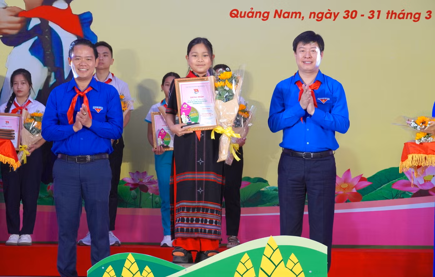 Tuyên dương Đội viên Cháu ngoan Bác Hồ tiêu biểu và trao giấy chứng nhận Cháu ngoan Bác Hồ.