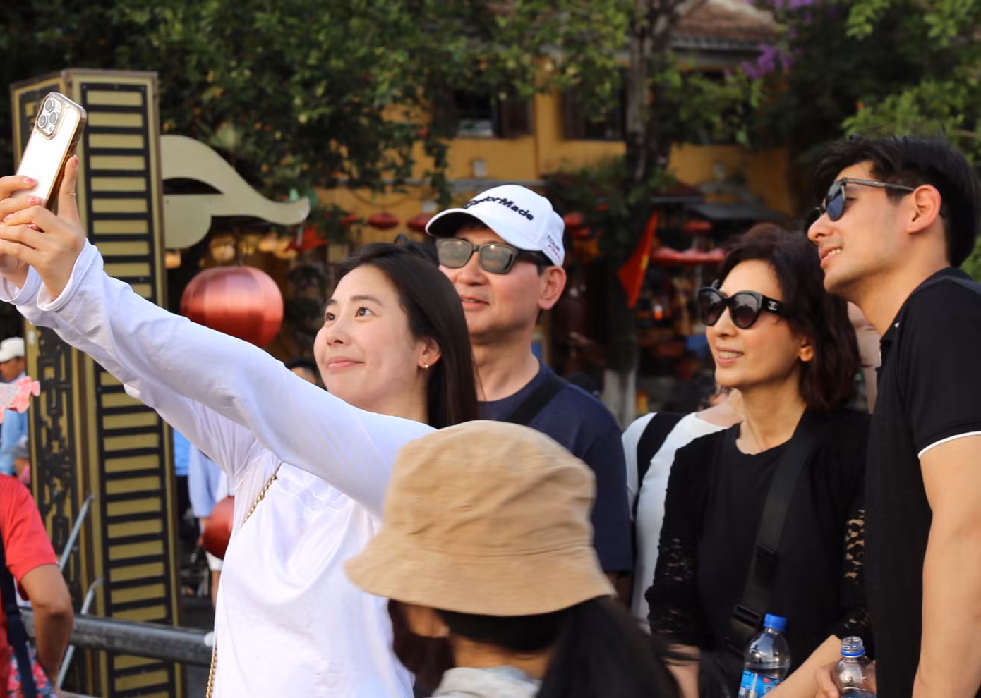 Bạn trẻ check-in, lưu lại khoảnh khắc đẹp cùng bạn bè, người thân dịp lễ. Ảnh: Hoài Văn