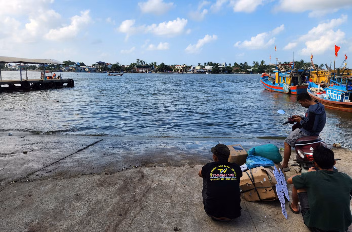 Dân xã đảo mệt mỏi vì 'cụ' phà liên tục hỏng, phải cậy chiếc ghe nhỏ để qua sông.