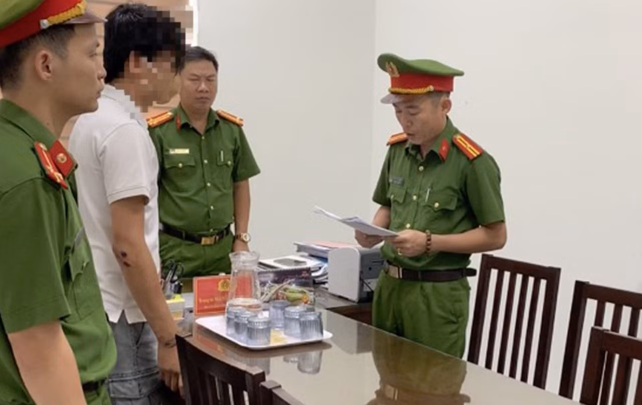 Công an thi hành lệnh bắt tạm giam đối với ông N.Đ.H.C. Ảnh Công an Quảng Nam