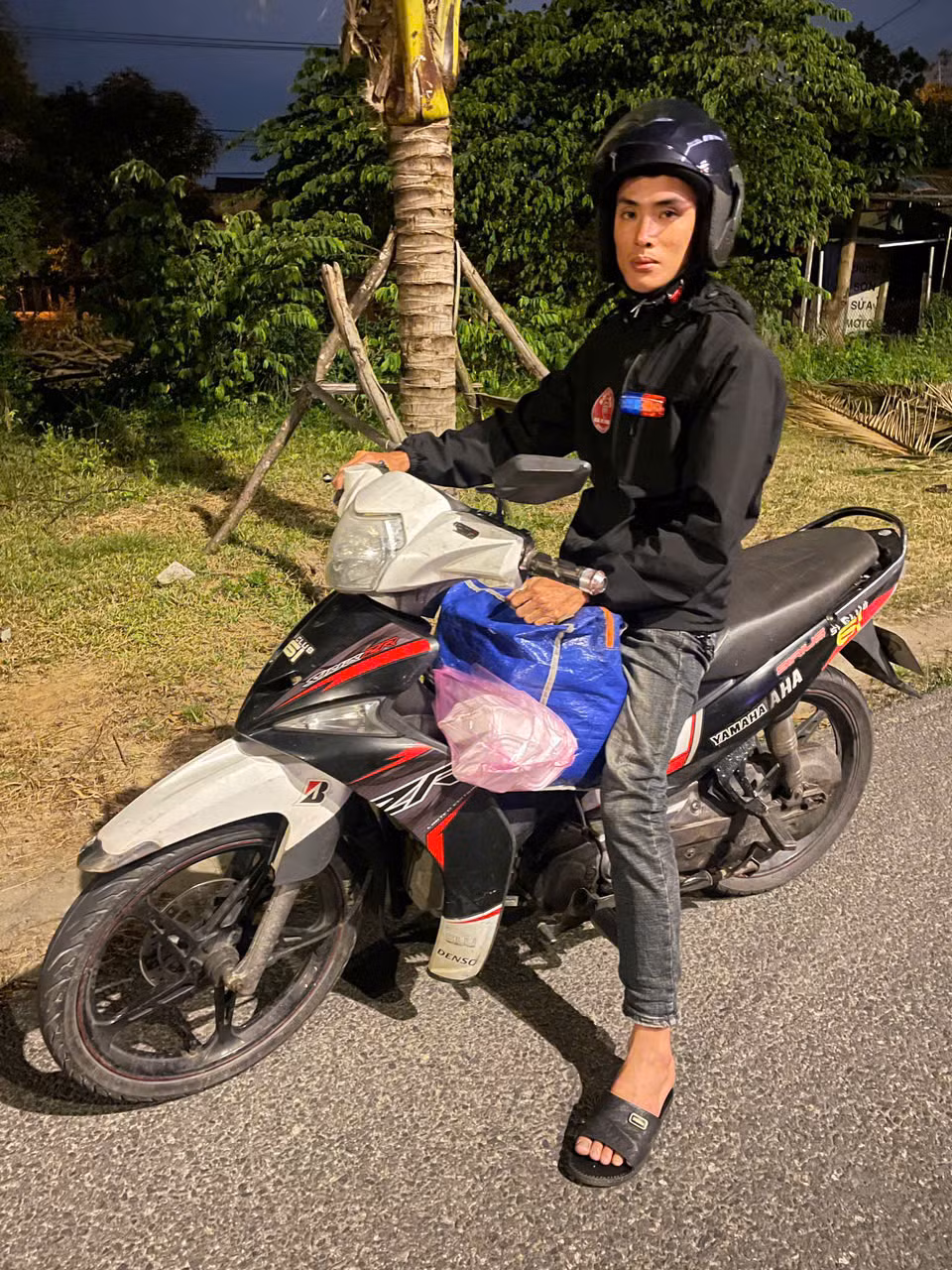 Đội trưởng Nguyễn Nhất Đông với túi đồ nghề, sẵn sàng lên đường giải cứu những chiếc xe hỏng.