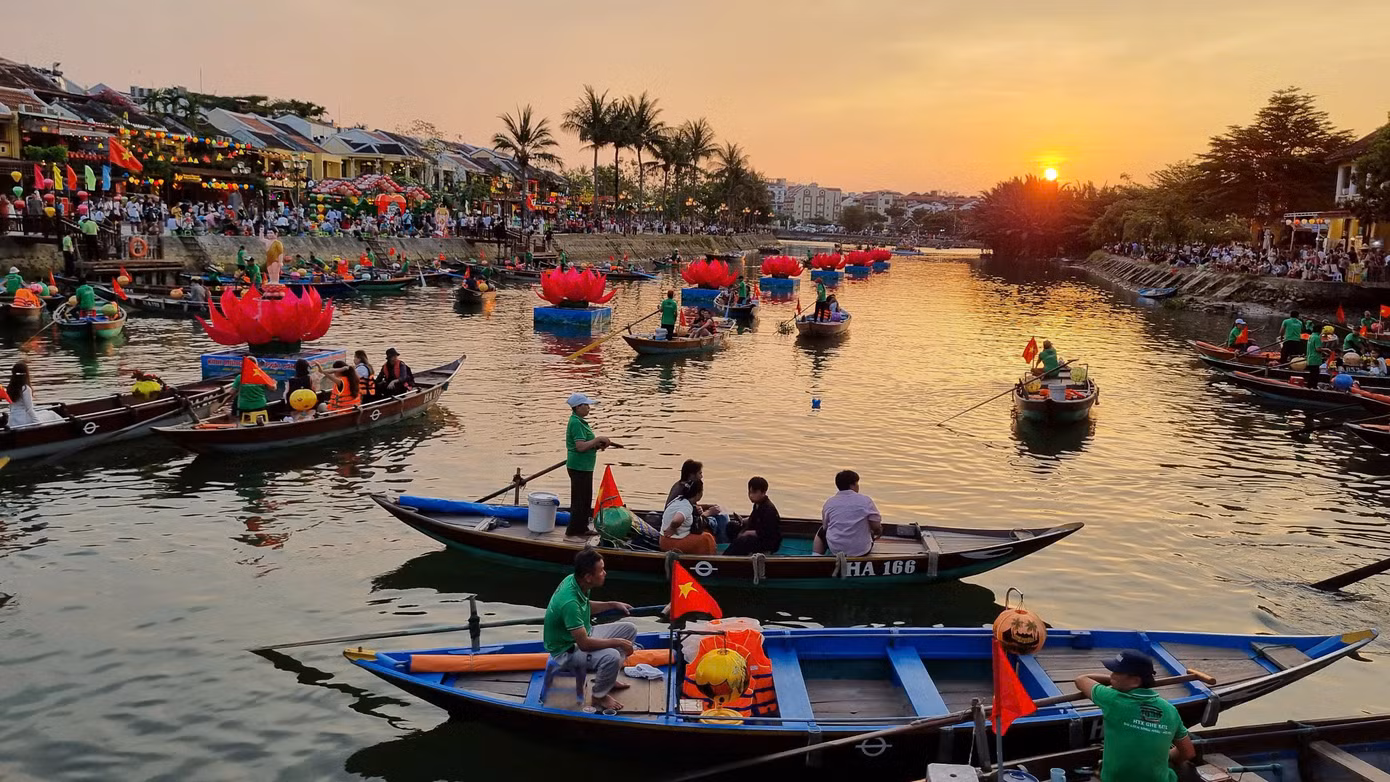 Khoảnh khắc bình yên, lãng mạn phố cổ Hội An khi mặt trời sắp lặn. Ảnh: Hoài Văn.