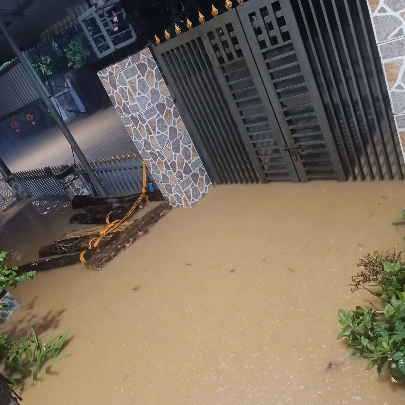 Nhiều nơi ở Quảng Nam bị nước lũ tấn công.